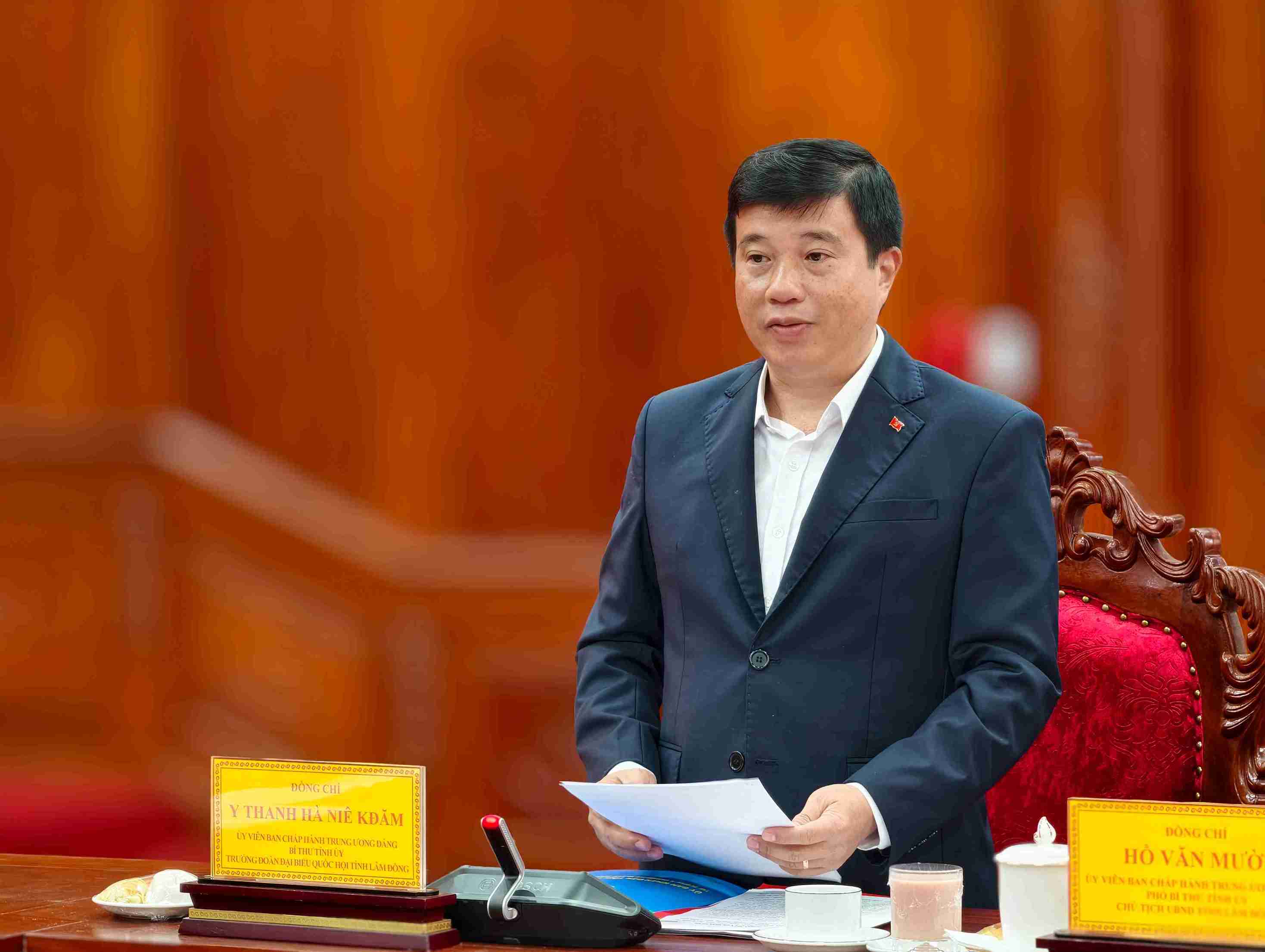 Bí thư Tỉnh ủy Lâm Đồng Y Thanh Hà Niê Kđăm báo cáo tại buổi làm việc. Ảnh: Phúc Khánh