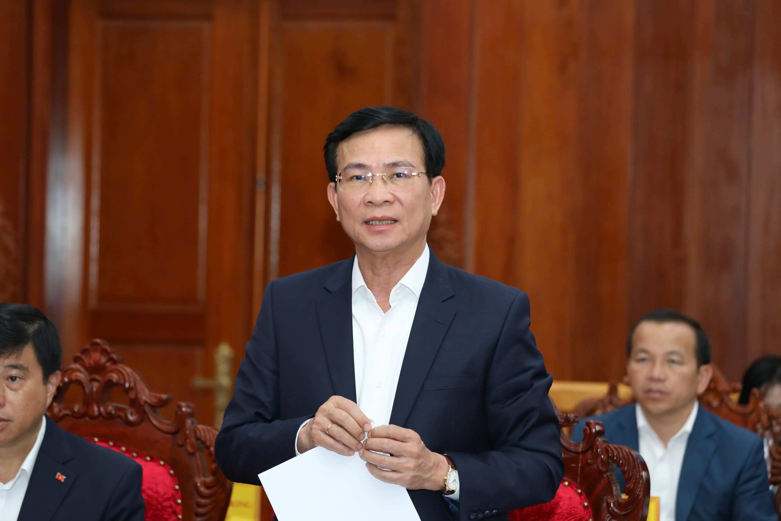 Chủ tịch UBND tỉnh Lâm Đồng Hồ Văn Mười báo cáo những khó khăn, vướng mắc liên quan đến các dự án. Ảnh: Phúc Khánh