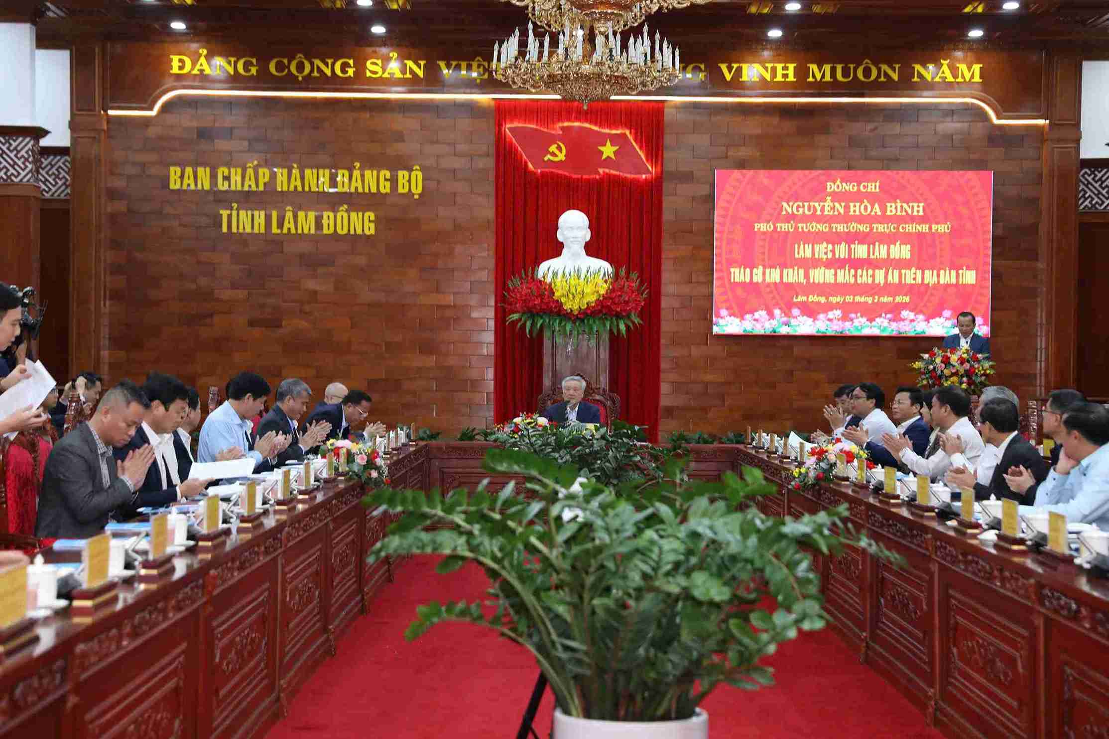 Quang cảnh buổi làm việc giữa Phó Thủ tướng Thường trực Chính phủ Nguyễn Hòa Bình với lãnh đạo tỉnh Lâm Đồng. Ảnh: Phúc Khánh