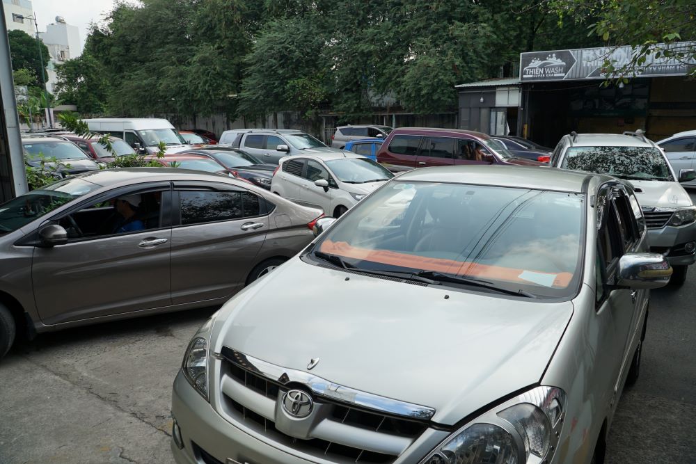 Các tài xế chờ kiểm định ô tô tại Trung tâm Đăng kiểm 50-05V ngày 3.3. Ảnh: Anh Tú