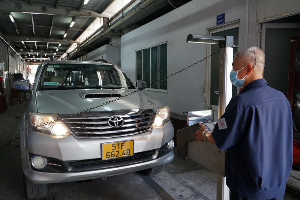 Đăng kiểm viên đang kiểm tra khí thải một ô tô tại Trung tâm Đăng kiểm 50-05V. Ảnh: Anh Tú  