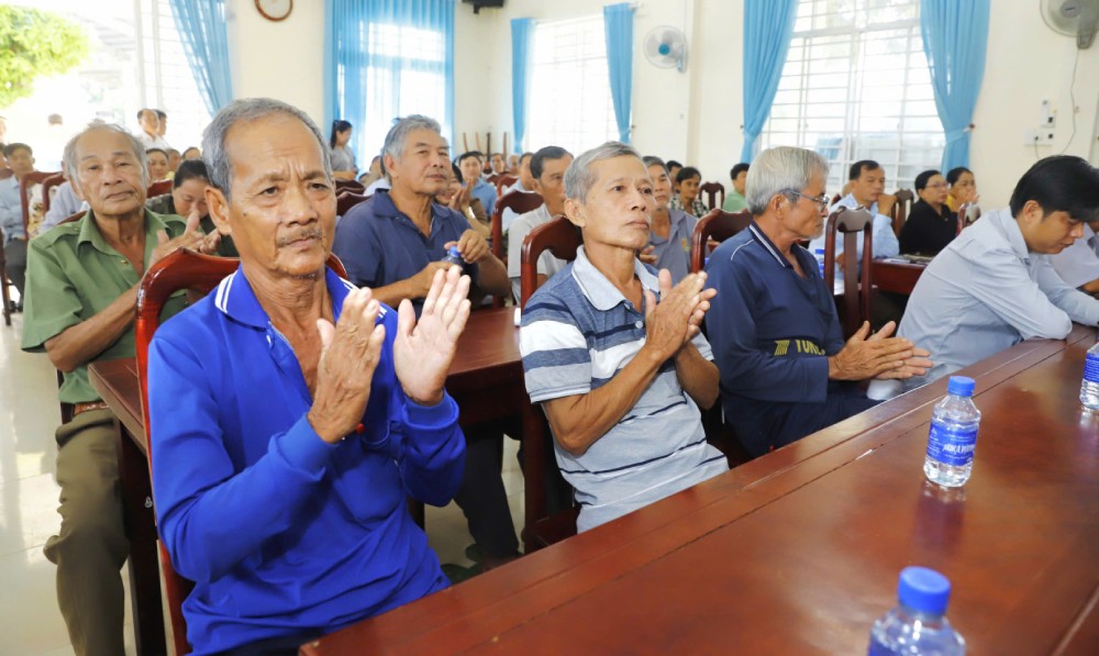 Cử tri xã Khánh Bình dự hội nghị. Ảnh: Hồng Cẩm