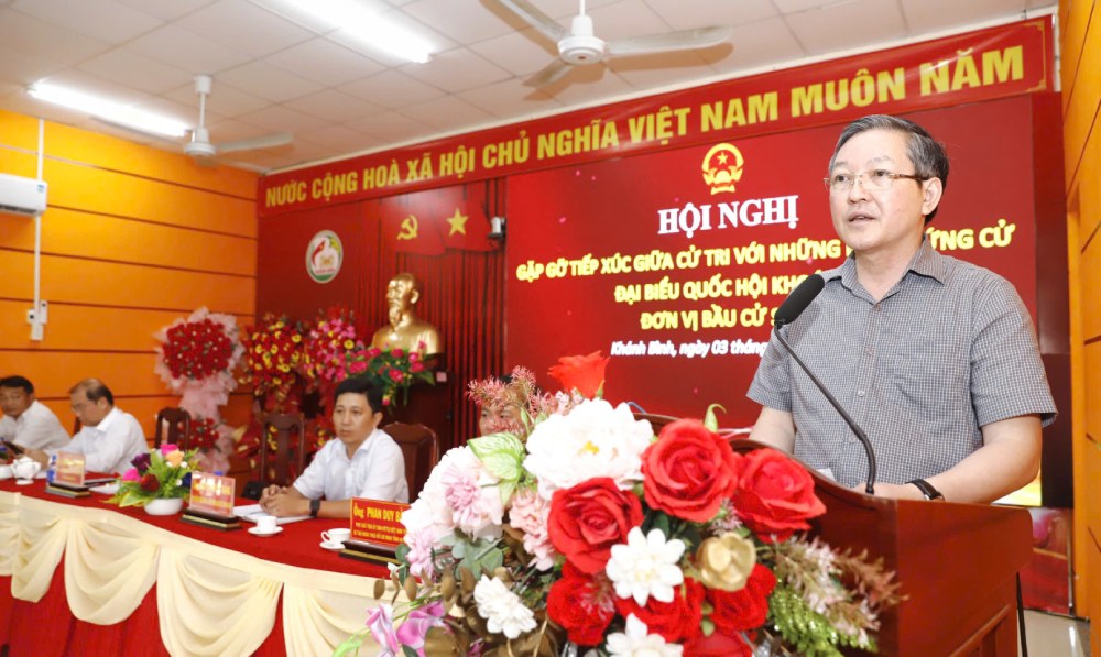 Ông Lương Quốc Đoàn - Phó Chủ tịch Ủy ban Trung ương Mặt trận Tổ quốc Việt Nam, Bí thư Đảng ủy, Chủ tịch Ban Chấp hành Trung ương Hội Nông dân Việt Nam phát biểu tại buổi tiếp xúc cử tri xã Khánh Bình. Ảnh: Hồng Cẩm