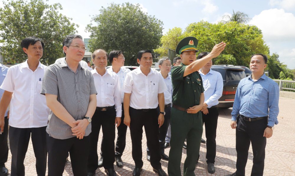 The delegation of National Assembly Deputy candidates came to survey the actual site of the dyke protecting border marker 246 (1) immediately after the reflection of voters in Khanh Binh commune (An Giang). Photo: Hong Cam