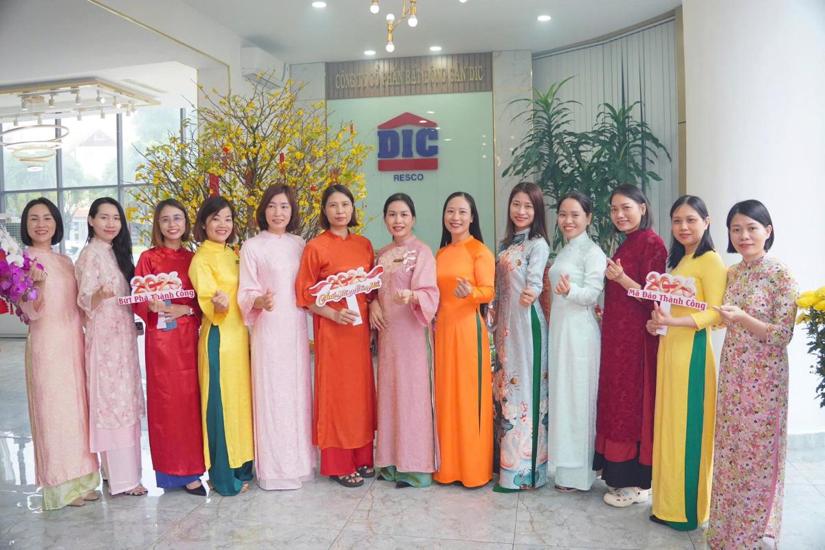 Workers participate in DIC Ao Dai Week 2026. Photo: CDDIC