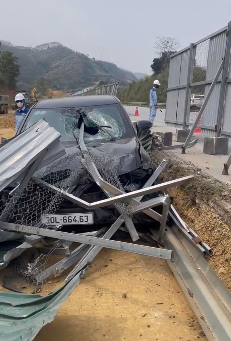 Hiện trường vụ tai nạn tại km 194 cao tốc Nội Bài - Lào Cai