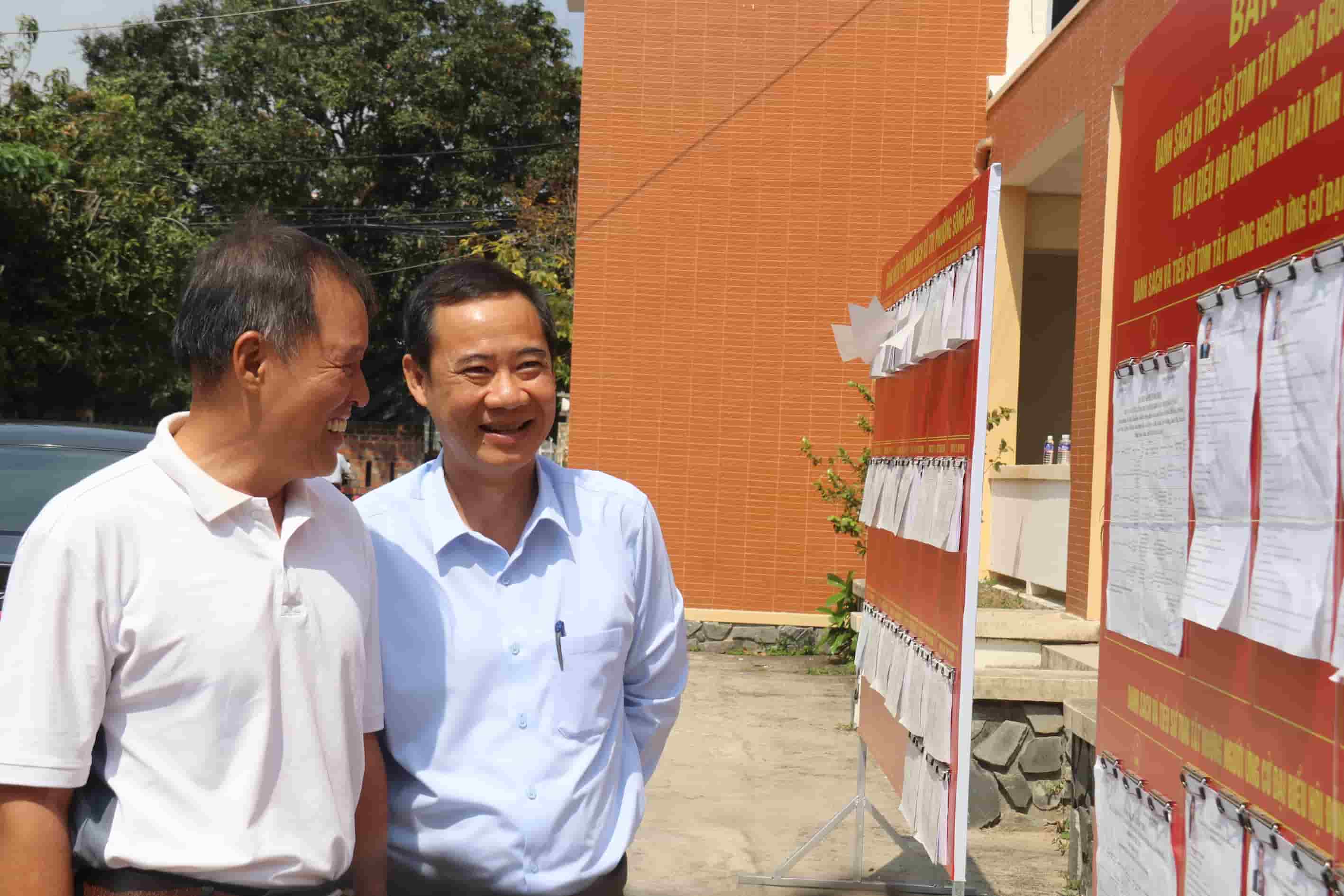 Cử tri khu vực Sông Cầu quan tâm đến việc hỗ trợ các chính sách về tôm hùm. Ảnh: Thanh Thúy