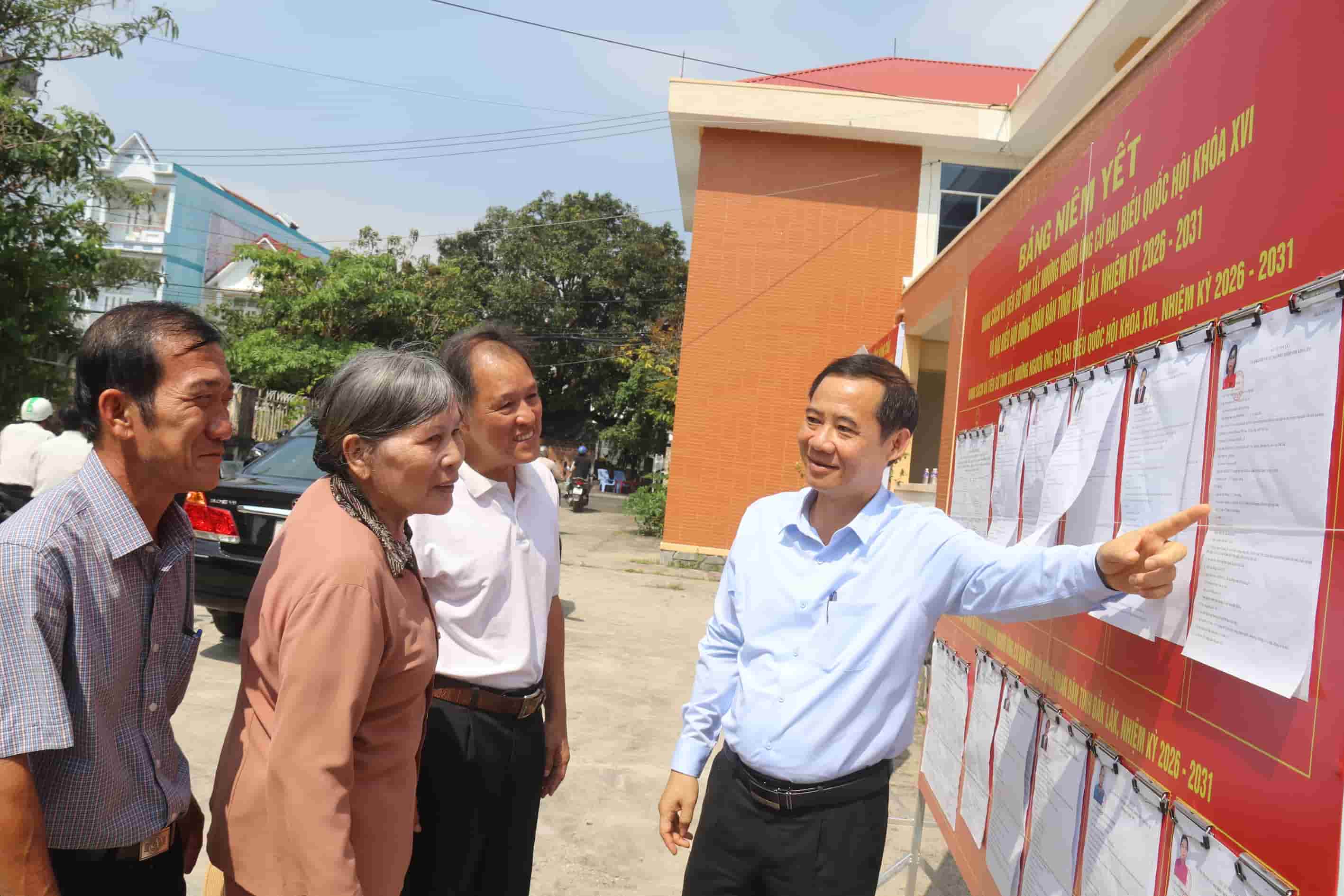 Ông Nguyễn Thái Học - Phó Bí thư Đảng ủy Mặt trận Tổ quốc, các đoàn thể Trung ương, trò chuyện cùng cử tri khu vực Sông Cầu. Ảnh: Thanh Thúy