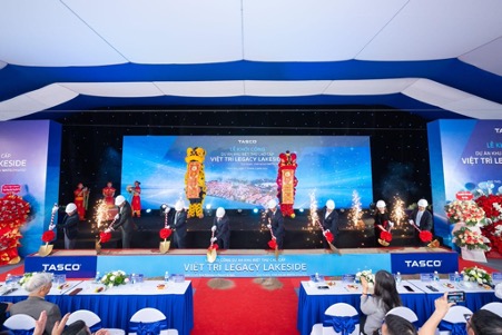 Đại diện các sở ban ngành của tỉnh Phú Thọ, đại diện CTCP Tasco và các khách mời thực hiện nghi thức khởi công. Ảnh: Tasco