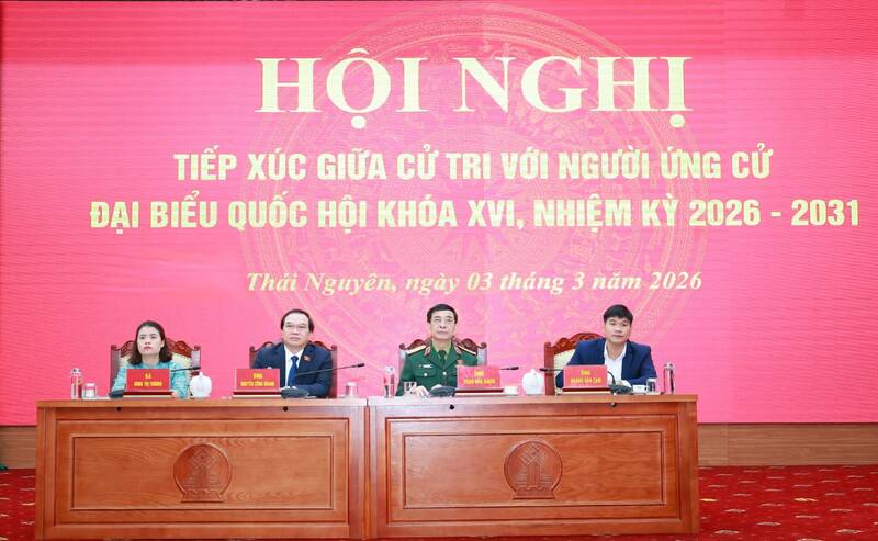 General Phan Van Giang meets with voters in Thai Nguyen. Photo: Thai Nguyen GOP