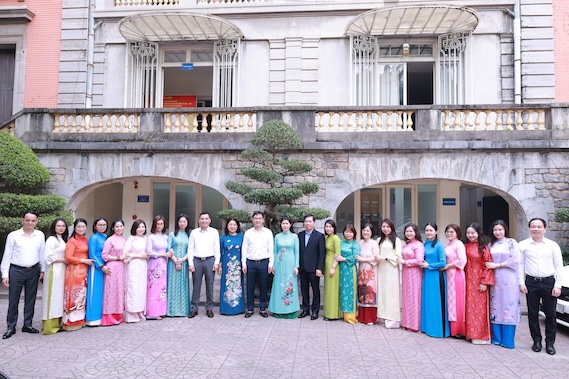 Female officials, union members, and workers of the Hanoi City Labor Federation respond to Ao Dai Week 2026. Photo: Grassroots Trade Union