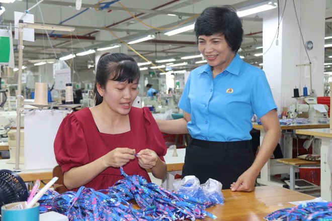 Hơn 10 năm trực tiếp phụ trách phong trào công nhân, viên chức, lao động tại Khánh Hòa đã giúp ứng cử viên Trần Thị Hương thấu hiểu đời sống, tâm tư, nguyện vọng của đoàn viên và nhân dân địa phương. Ảnh: Phương Linh