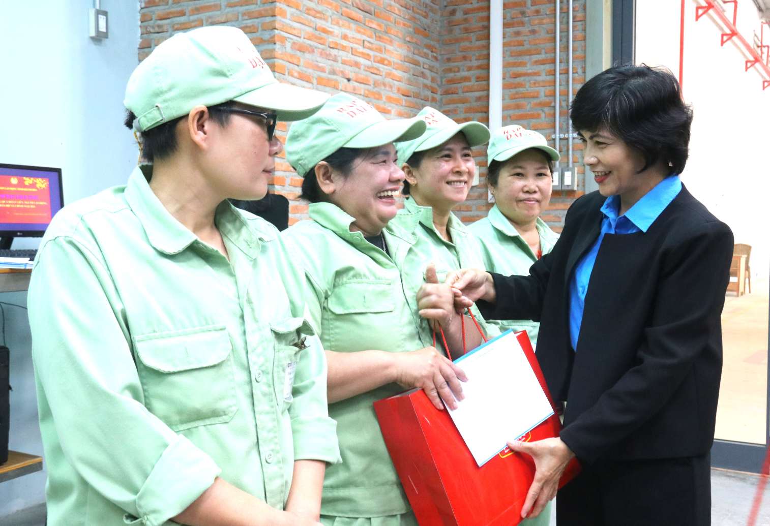 Portrait of female officials of Khanh Hoa Trade Union running for election as delegates of the People's Council of Khanh Hoa province, term VIII (term 2026-2031). Photo: Phuong Linh