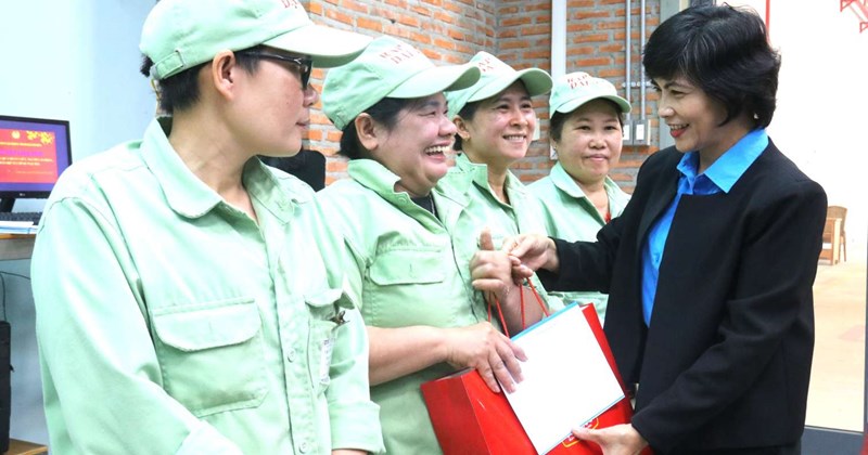 Ứng viên Hội đồng Khánh Hòa cam kết bảo vệ quyền lợi lao động