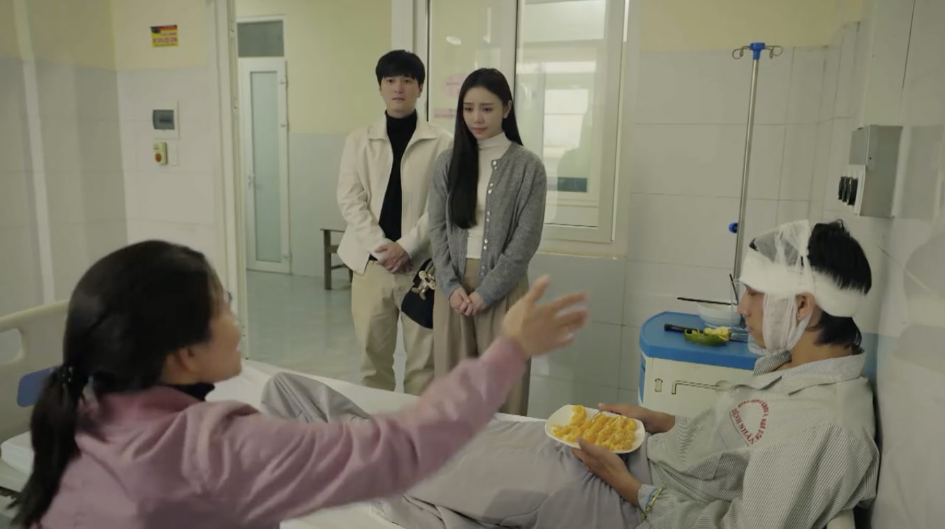 Thương tới năn nỉ gia đình nạn nhân tha cho Minh. Ảnh: VFC. 