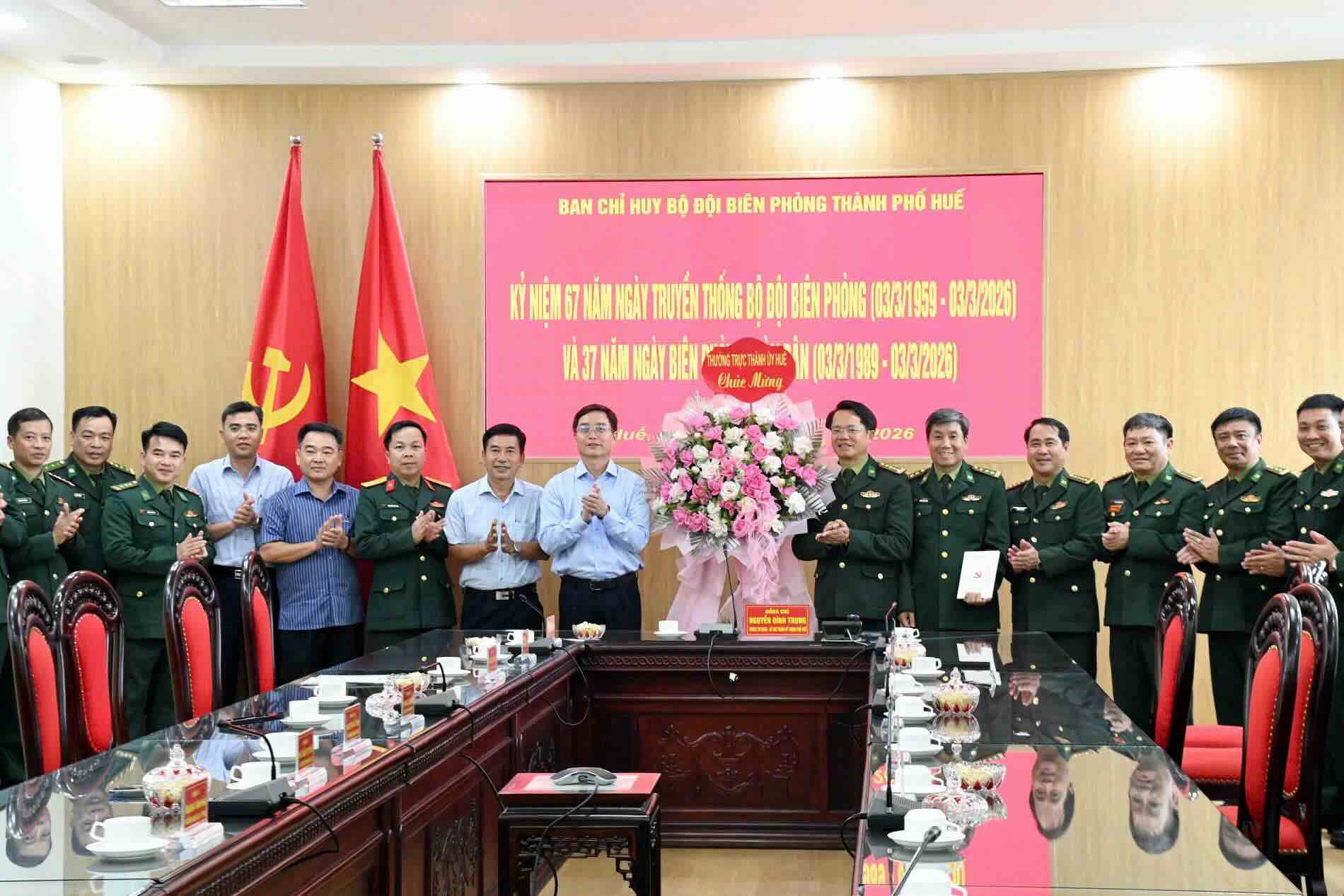 Hue City Party Secretary Nguyen Dinh Trung presents flowers to congratulate Hue City Border Guards. Photo: Vo Tien.
