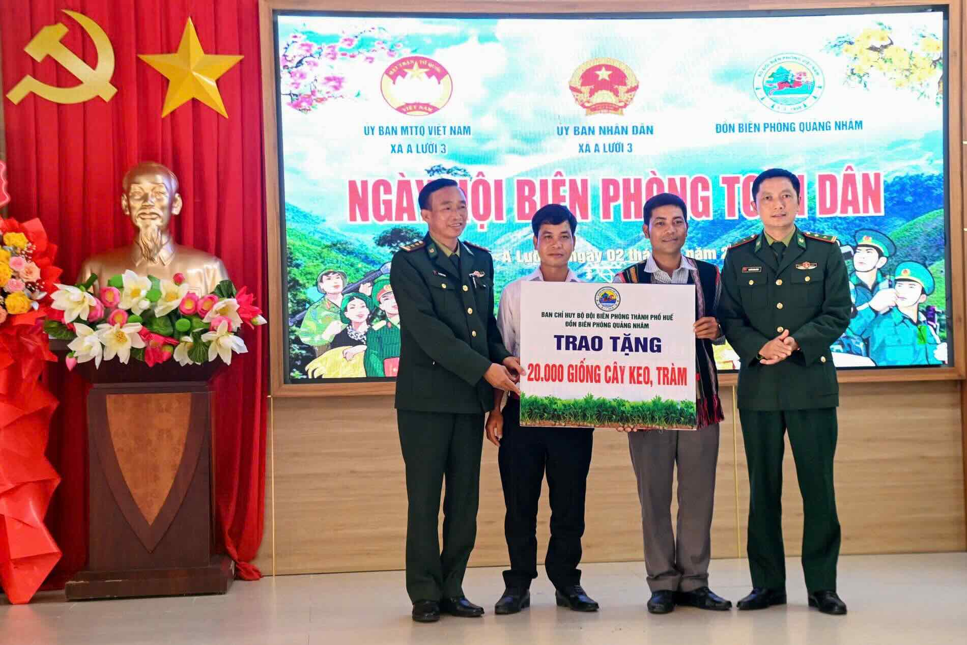 Đồn Biên phòng Quảng Nhâm tặng cây giống cho người dân xã A Lưới 3. Ảnh: Võ Tiến.