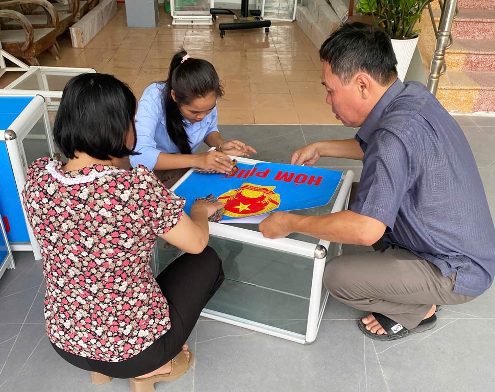 Công tác chuẩn bị cho ngày bầu cử tại xã đảo Nhơn Châu. Ảnh: Nhơn Châu