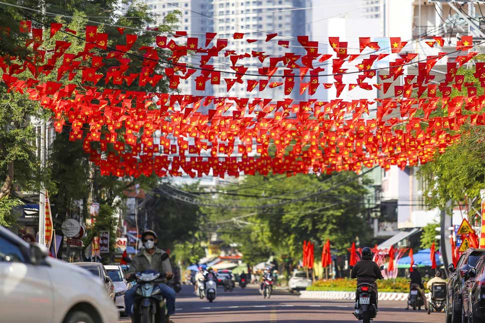 Đường phố Quy Nhơn rợp sắc cờ đỏ, sẵn sàng cho ngày bầu cử. Ảnh: Hoài Phương