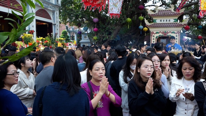 People jostle to go to Phu Tay Ho temple on the full moon day of the first lunar month