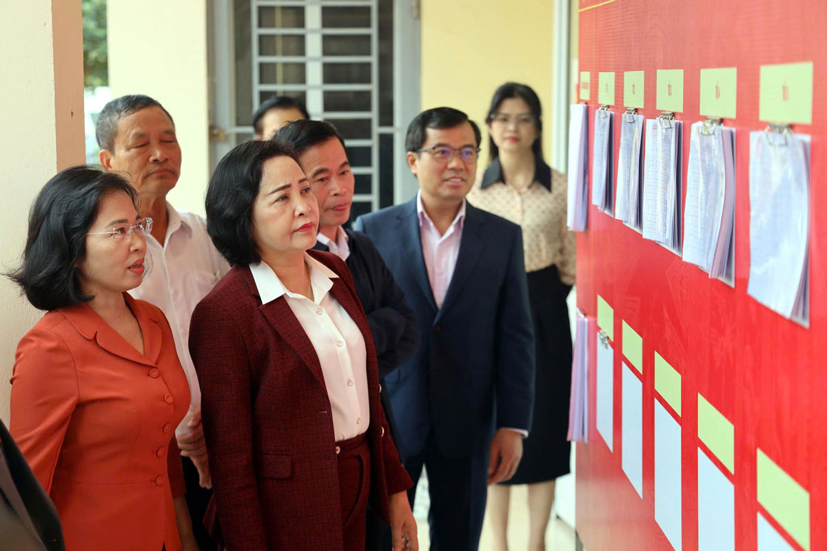 National Assembly Vice Chairwoman Nguyen Thi Thanh inspects the listing of delegates running for National Assembly and People's Council deputies at all levels for the 2026-2031 term in the polling area, Bai Chay ward. Photo: Doan Hung