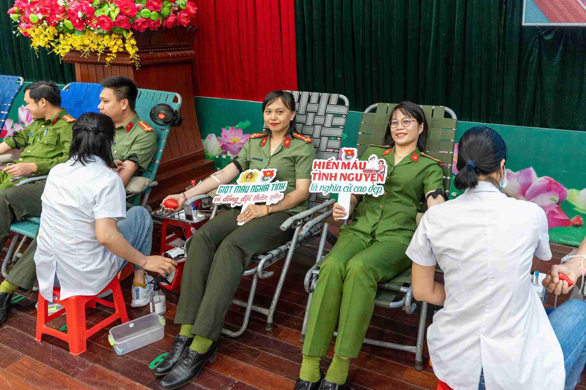 Ban tổ chức đã thu về hơn 300 đơn vị máu. Ảnh: Công an cung cấp