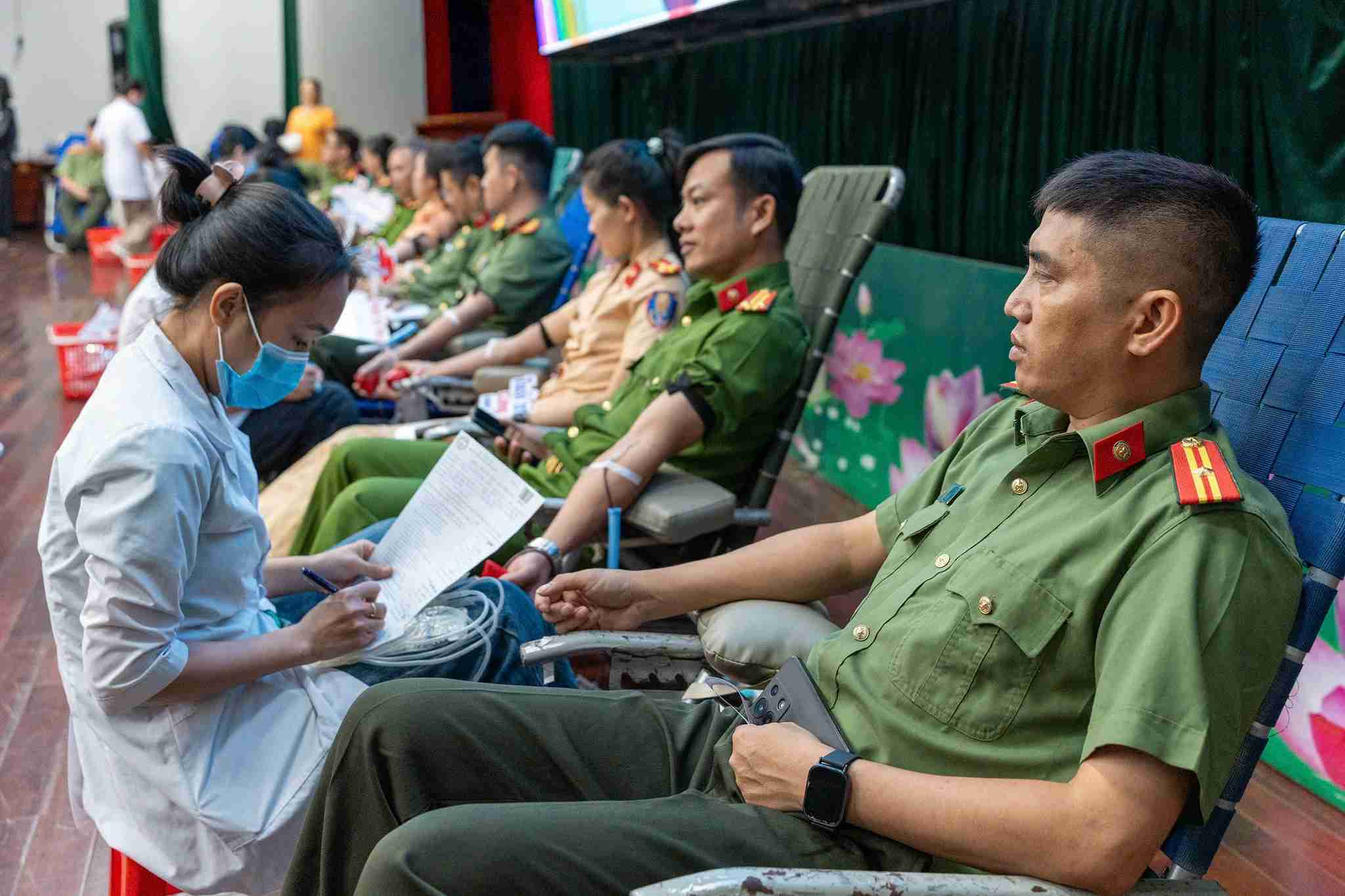Many police officers and soldiers in Dak Lak participate in blood donation to save people. Photo: Police provided