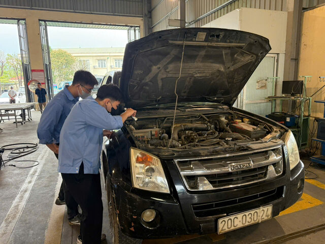 On the first day of issuing electronic registration certificates, many places experienced network congestion. Photo: Minh Chuyen