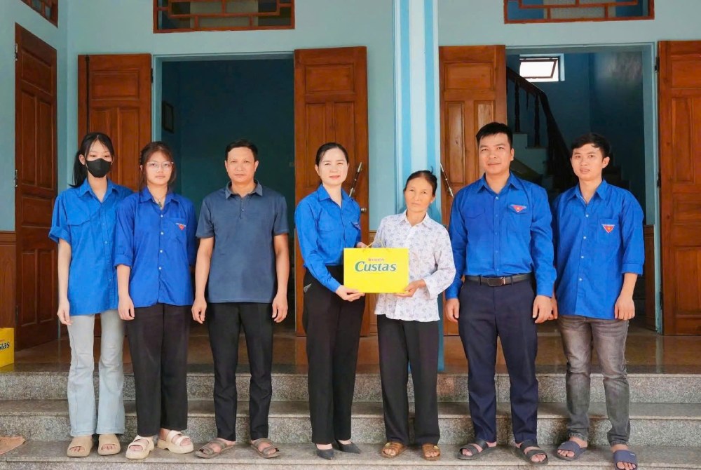 Em Đỗ Châu Anh cùng Đoàn Thanh niên xã Tây Đô (Thanh Hoá) gặp mặt và trao quà cho các gia đình có thương binh liệt sĩ. Ảnh: NVCC