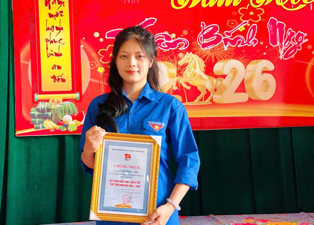 Female student Do Chau Anh receives the title of 3-good student at the provincial level in the 2024-2025 school year. Photo: NVCC