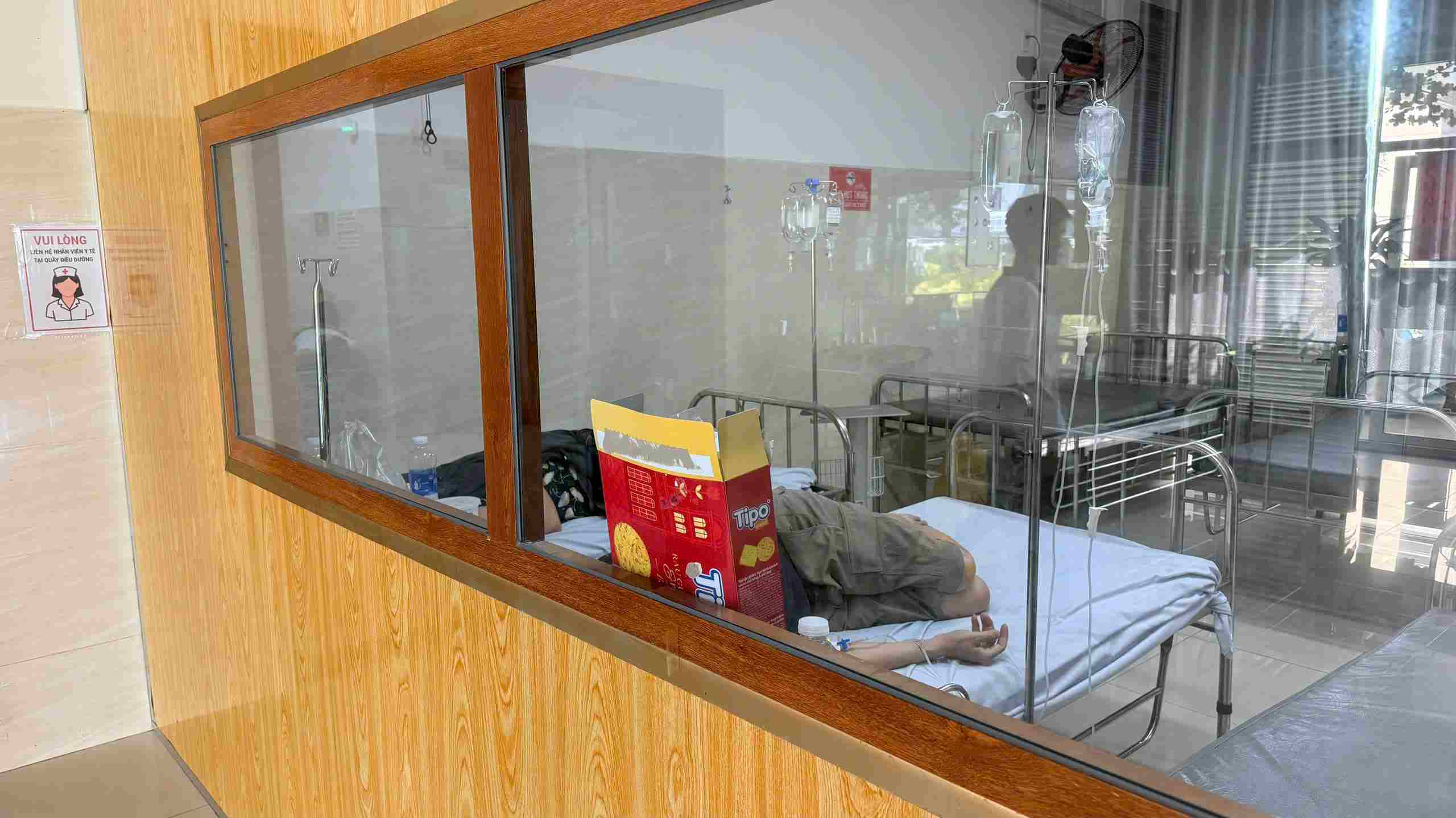 2 người đang điều trị trong khoa nhiễm vì ngộ độc nghi giò bánh mì. Ảnh: Thành An