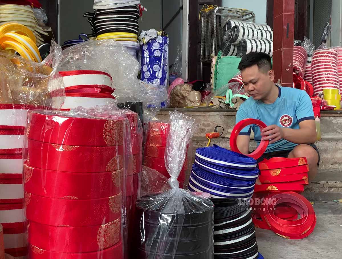 Orders for scarves increase during the festival season. Photo: Luong Ha