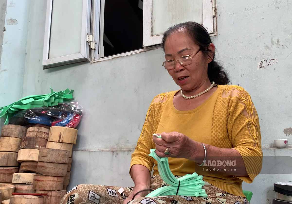 Nghề làm khăn xếp tạo việc làm cho nhiều lao động địa phương. Ảnh: Lương Hà