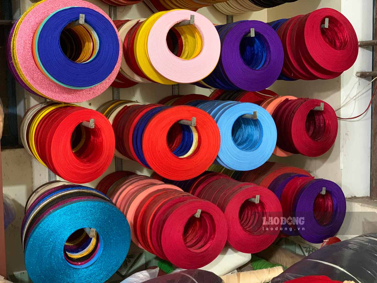 Các cơ sở sản xuất ở làng nghề khăn xếp Giáp Nhất, xã Nam Trực, tỉnh Ninh Bình vào mùa cao điểm. Ảnh: Lương Hà