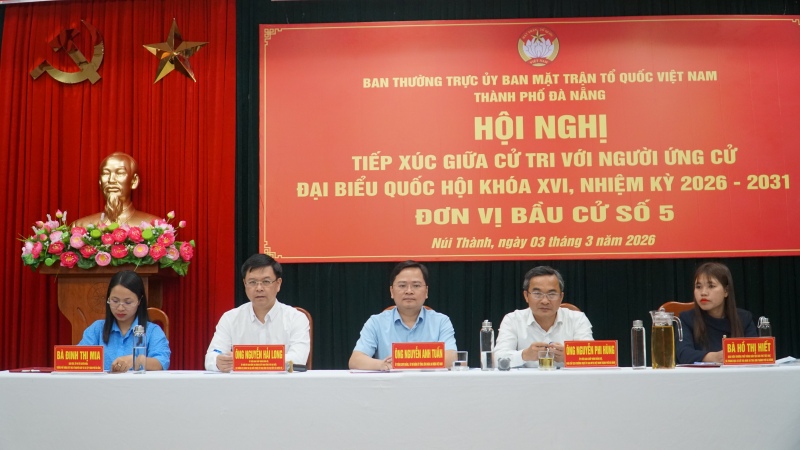 Quang cảnh hội nghị tiếp xúc cử tri vận động tranh cử của 