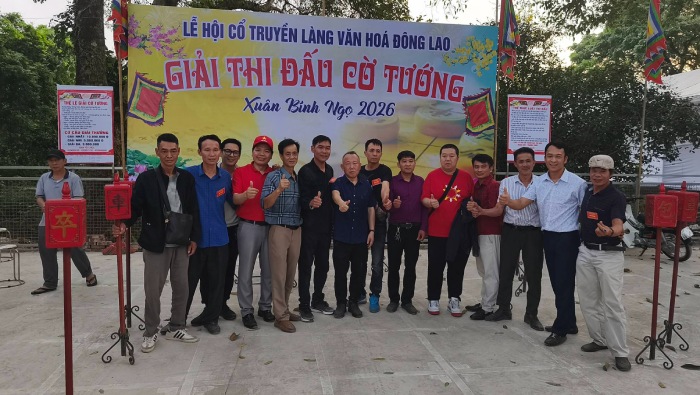 Đại sư Vương Hạo (áo đỏ) nhận được sự quan tâm lớn. Ảnh: Liên đoàn cờ tướng Việt Nam