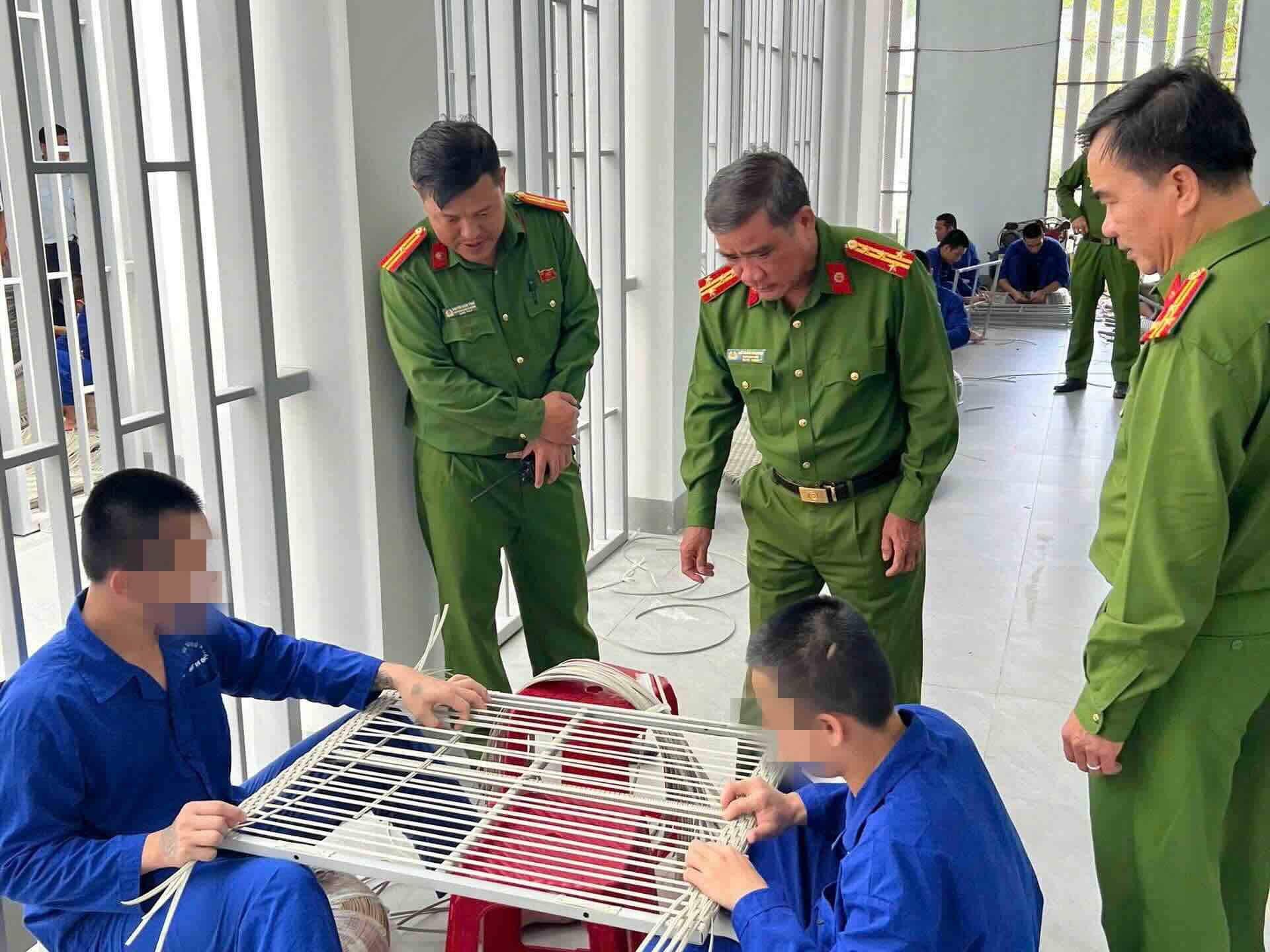 Colonel Ho Xuan Phuong (standing in the middle) - Deputy Director of Hue City Police as head of the delegation to visit and inspect the city's drug rehabilitation facility. Photo: H. Nhung