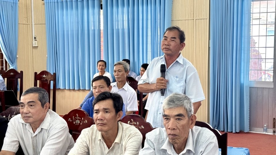 Cử tri thẳng thắn nêu kiến nghị về an ninh trật tự và dân sinh. Ảnh: Hoàng Lộc