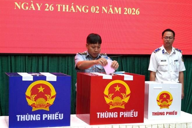 Theo quy định, việc kiểm phiếu phải được tiến hành tại phòng bỏ phiếu ngay sau khi cuộc bầu cử kết thúc. Trong ảnh là Cử tri thuộc Chi đội Kiểm ngư số 2 tham gia bầu cử tại Khu vực bỏ phiếu số 2 (TP Hồ Chí Minh). Ảnh: Thành An