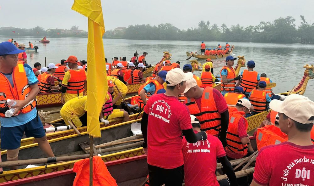 Members going down to the boat to participate in the festival are required to wear life jackets. Photo: Han Nguyen