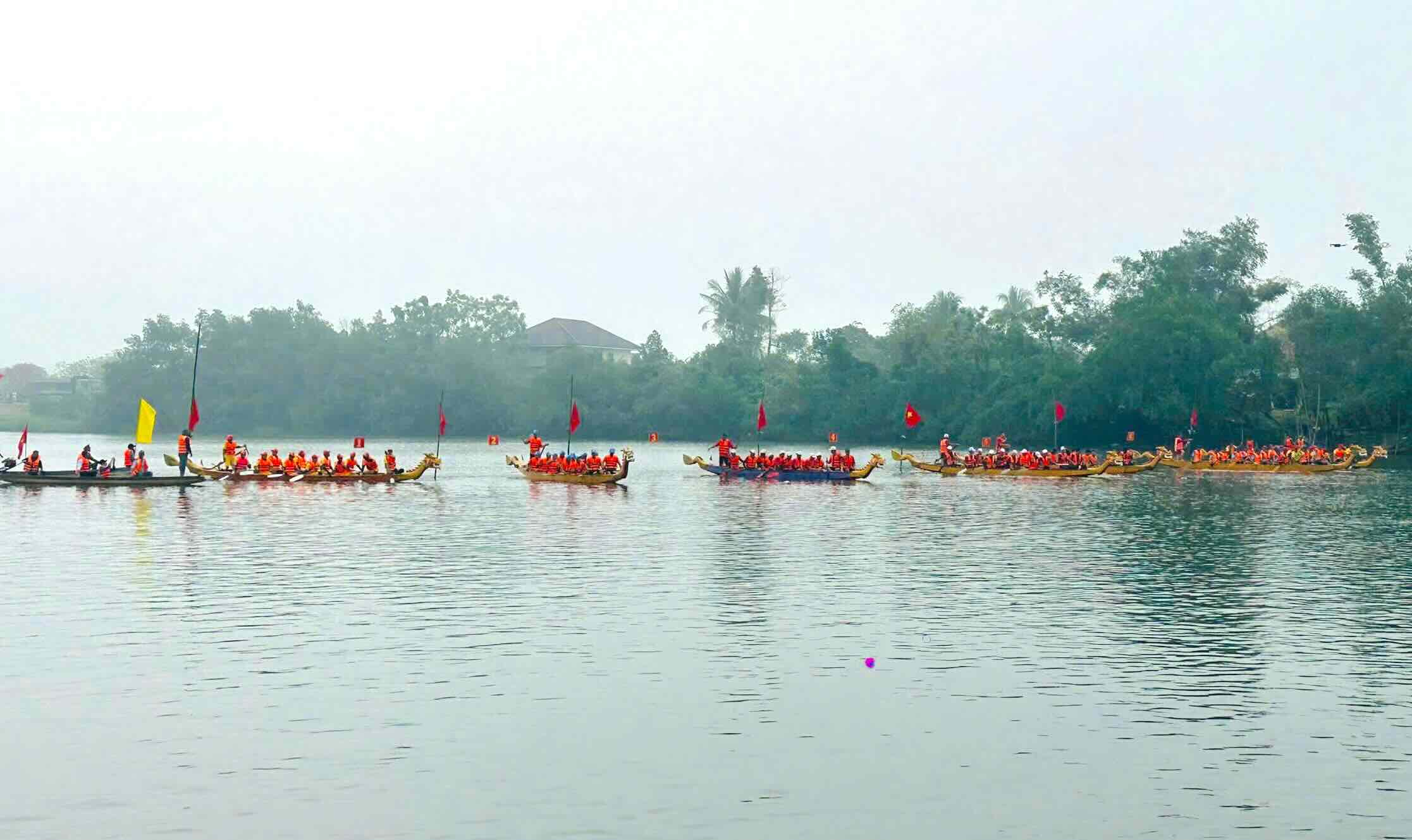 100% vận động viên của 7 đội đua đều tuân thủ mặc áo phao, đảm bảo an toàn cho giải đua. Ảnh: Hàn Nguyên