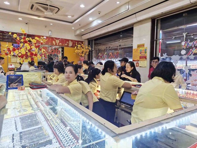 Many people take advantage of buying gold to hoard before fearing that gold prices will continue to rise. Photo: Ha May