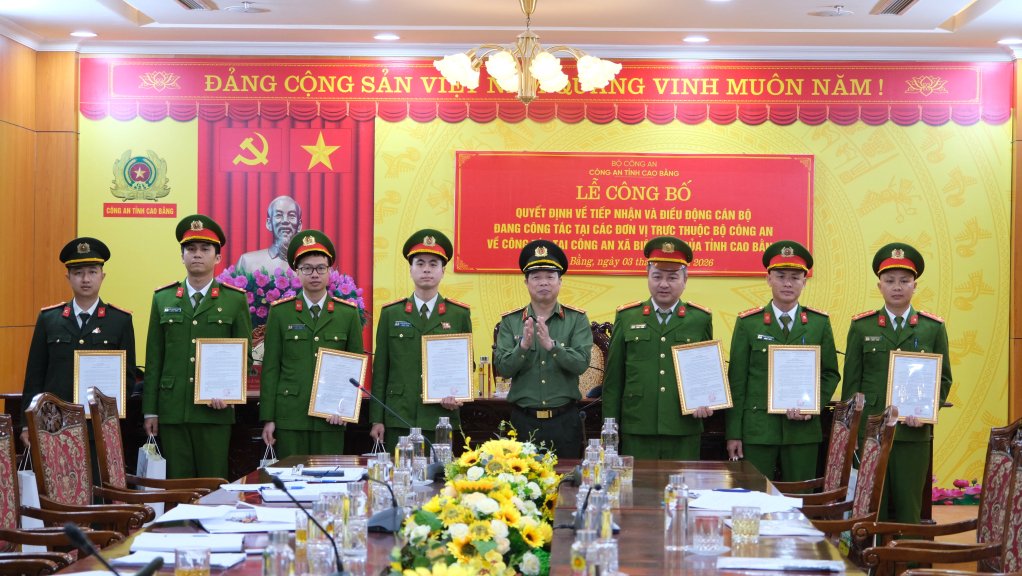 Director of Cao Bang Provincial Police presents decisions to officers and soldiers who have been mobilized and reinforced in communes. Photo: Ngoc Anh