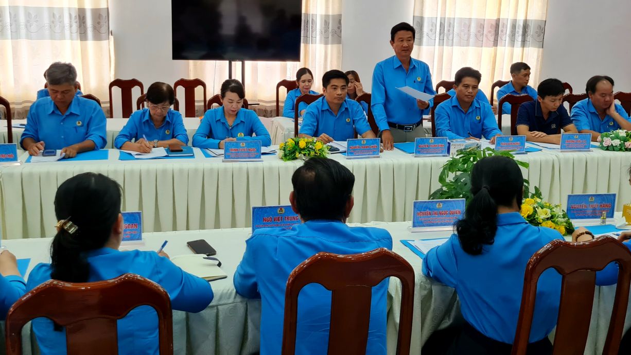 Công đoàn xã, phường tại Cà Mau báo cáo công tác tuyên truyền bầu cử trong công nhân lao động. Ảnh: Nhật Hồ.