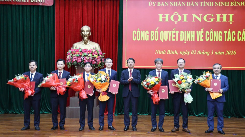 Công bố các quyết định của Chủ tịch UBND tỉnh Ninh Bình về công tác cán bộ. Ảnh: Ninhbinh.gov.vn