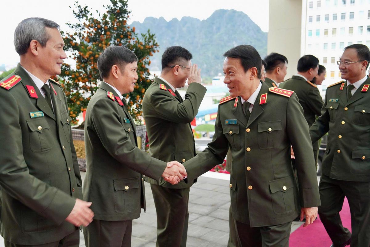 Minister of Public Security Luong Tam Quang working at Quang Ninh Provincial Police. Photo: Quang Ninh Police