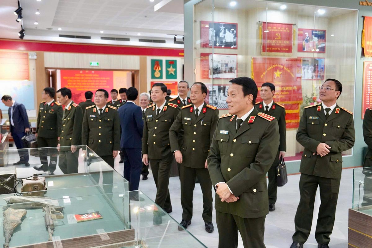 Bộ trưởng Lương Tam Quang tham quan Phòng truyền thống Công an tỉnh Quảng Ninh. Ảnh: Công an Quảng Ninh