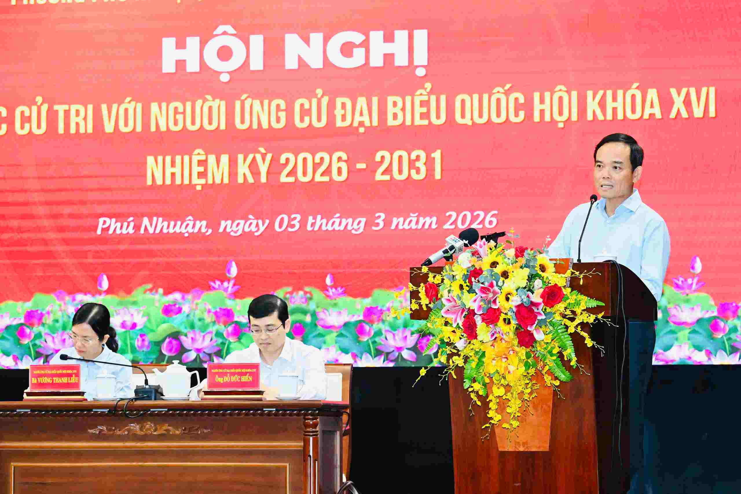 Bí thư Thành ủy TPHCM Trần Lưu Quang trao đổi với cử tri. Ảnh: Việt Dũng