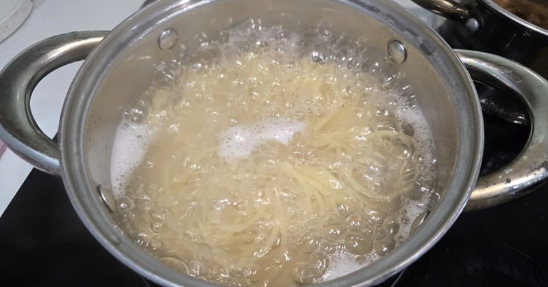 3 mẹo đơn giản luộc mì spaghetti ngon, đúng chuẩn