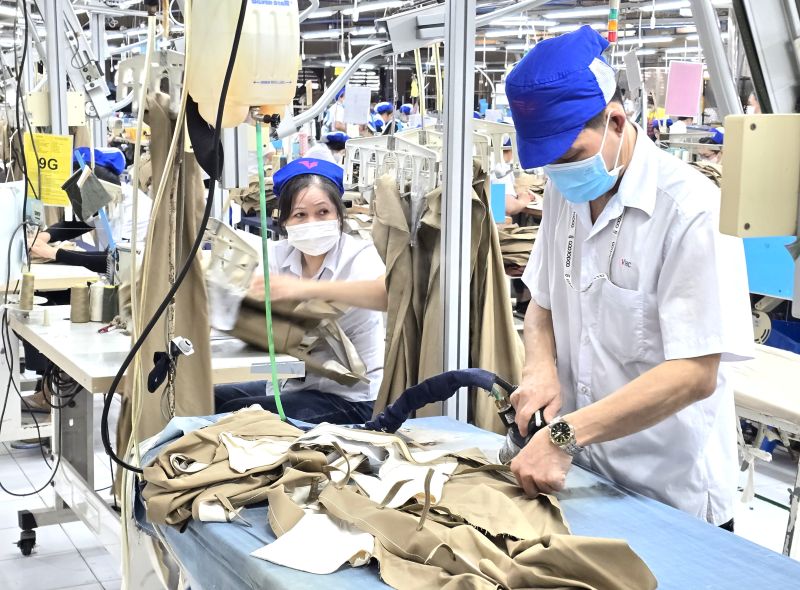 Workers who are the only workers who have to directly support relatives who are no longer able to work or have not reached working age are temporarily suspended from military service. Photo: Nam Duong